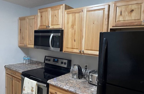 High Springs House | Renovated cozy cottage, pet friendly, close to Springs, sleeps 8