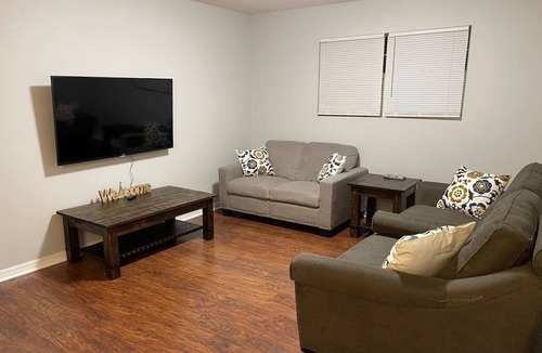 High Springs House | Renovated cozy cottage, pet friendly, close to Springs, sleeps 8