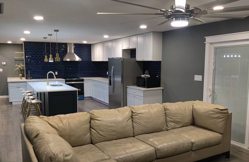Avon House | Renovated Luxurious getaway near the city!
