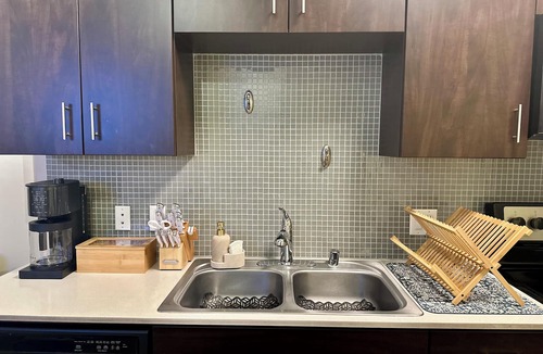 Mid-Wilshire Apartment | Retreat like a LA local in our vibrantly sleek and refined space.