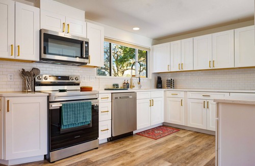 Inez House | Retreat w/HotTub, Steam Room, BBQ, Arcade, Nintendo Switch, WorkSpace & W/D