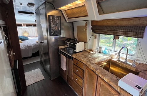 Merritt Island House | Retro 1983 Airstream Astrovan - minutes from KSC