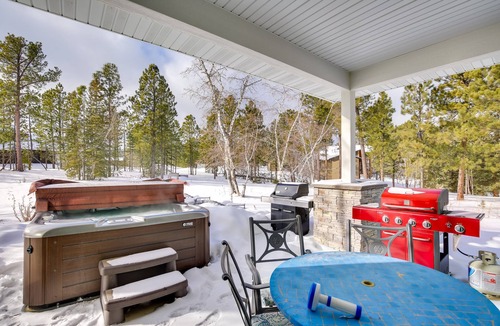 Deadwood Cabin | Ride to Sturgis! Modern Group Lodge w/Hot Tub