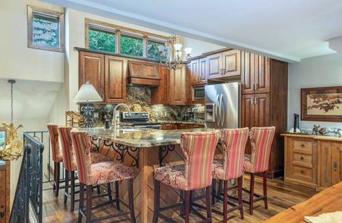 Avon House | Ridgepoint 202 | Updated 3BR+Loft Ski-Way Townhome