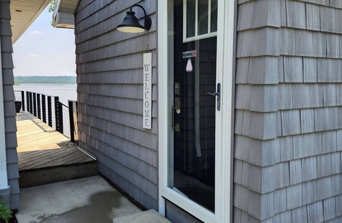 Rome Cottage | River Beach Guest House. Relax with breathtaking views of the Illinois River!