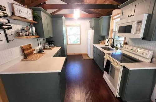 Dade City Cabin | River Daze Cabin - A cozy cabin right on the river
