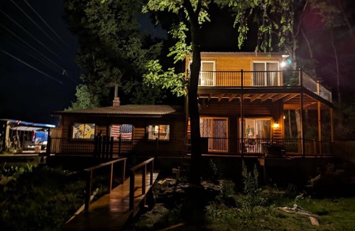 Argyle Cabin | River front, 3 bedroom cabin