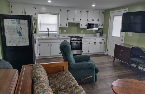Astor Cottage | River front on the canal. Dock your boat at your deck porch.