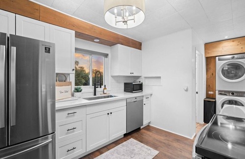 Peterborough House | River Retreat | Spa + Waterfront + Fire + Sauna