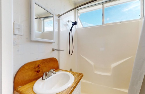 Texas Gulf Coast Region House | River view dog-friendly home with patio, well-equipped kitchen, W/D, & AC