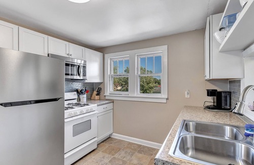 Ashwaubenon House | River View- Renovated Townhome close to Lambeau by RedAwning