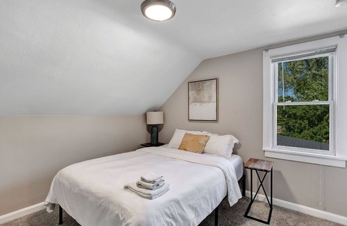 Ashwaubenon House | River View- Renovated Townhome close to Lambeau by RedAwning