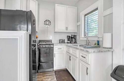 Tropic Apartment | River Views Full Apt 1bd/1ba Kayaks & Walk to EGAD