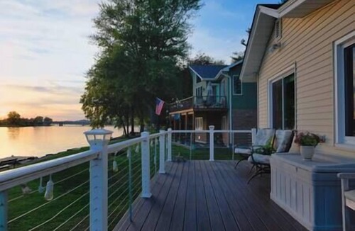 Moline House | Riverfront Cabin:Wrap Around Deck & 3 Season Room