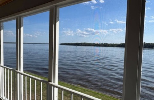 Welaka Condo | Riverfront Condo w/Dock & Porch Views