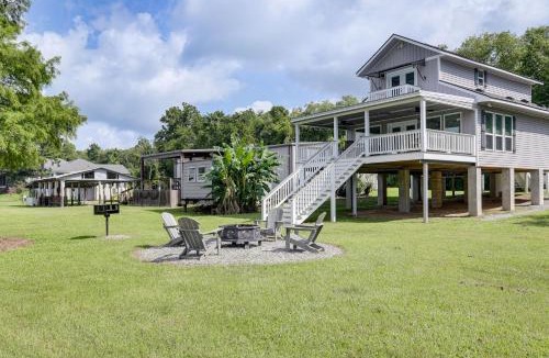 Saint Amant House | Riverfront Family Retreat w/Yard in Saint Amant