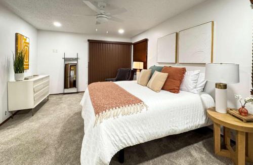 Lone Rock House | Riverfront Retreat - Right next to the White River