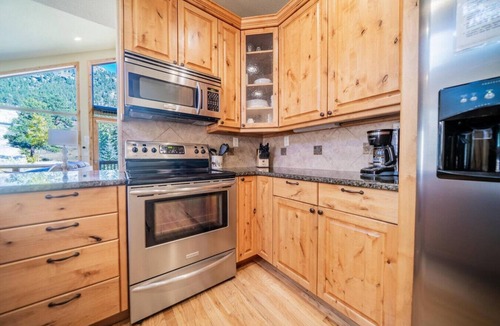 Estes Park Villa | Riverfront! Views, minute to RMNP & town