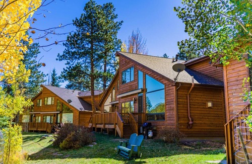 Estes Park Villa | Riverfront! Views, minute to RMNP & town