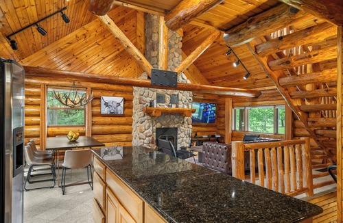 Cherry Valley Cabin | Riverside Cabin:Hot Tub+Sauna+King Beds Retreat