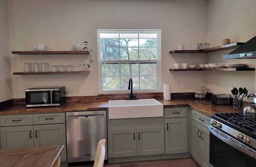 Norman Cabin | Riverside Retreat- Cozy Secluded 2 Bedroom Cabin on the Caddo River