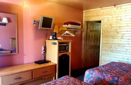 Aladdin House | Rm # 10 has 2 queen beds in a quiet country setting