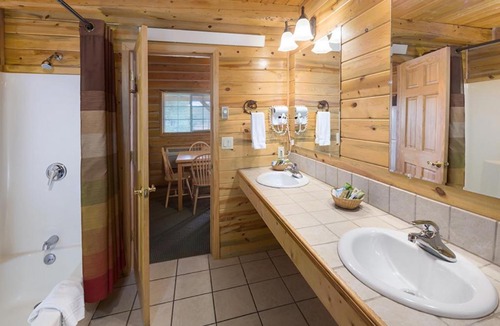 Custer Hotel | Rock Crest Lodge & Cabins