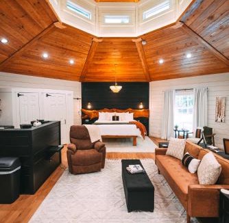 Marshallville House | Romantic Gazebo Cottage w Hot Tub & Pond