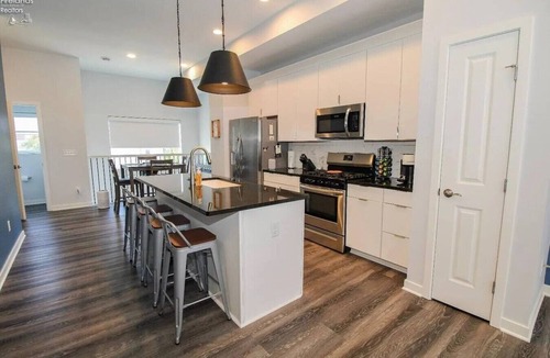 Sandusky Villa | Rooftop Deck | Water & C.P. Views | Modern Condo