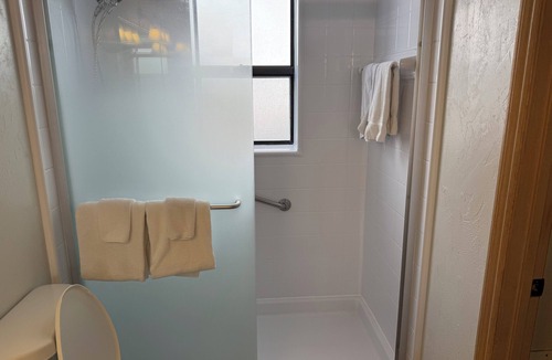 South Peninsula Historic District Apartment | Room 14-2/2-Kitchen-Courtyard View-2nd floor