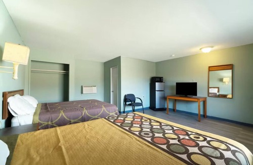 Clute Hotel | Room w/Free Parking Perfect for a Relaxing Stay Near Surfside