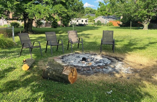 Jeffersonville House | Roomy home in River Ridge area of Jeffersonville