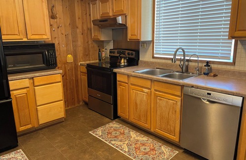 Mineral Wells Cabin | Rustic Hillside Cabin near Mineral Wells - 2 bedrooms, Brazos River Access