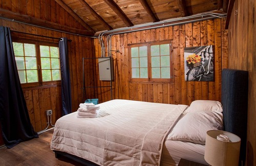 Applegate Cottage | Rustic Log Cottage - Steps to Onsite Beach + Amenities