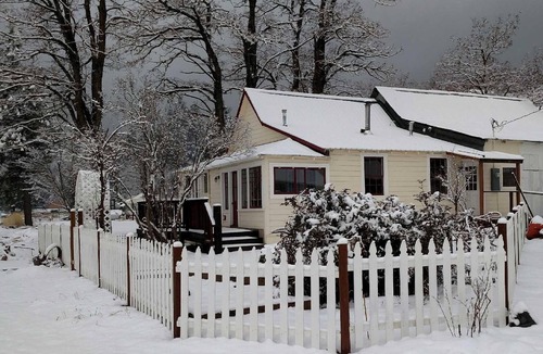 Crescent Mills Cottage | Rustic Railway Cottage, Amazing Mountain Views