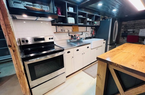 The Nation Apartment | Rustic River Ranch Loft in St-Albert ~ Pet friendly ~ Hot tub ~ Countryside