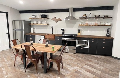 Hancock House | Rustic, yet Modern Trailside Cottage/MTU 2.3 Miles