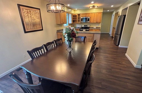 Findlay House | Rusty’s Escape. 4-bedrooms, sleeps 8 newly renovated.