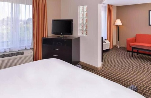 South San Francisco House | San Francisco Getaway! Free Parking, Free Breakfast, Near Shops at Tanforan