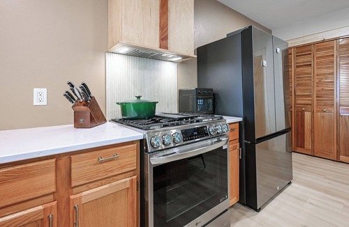 Suring House | Sand Bar Resort – Updated 5BR with Lake Views, Big Yard, Firepit, Pontoon rental, Gourmet Kitchen & More!