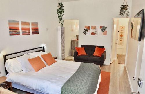 Belmont Shore House | Sand Sun & Second - Charming Studio within Walking Distance to Beach