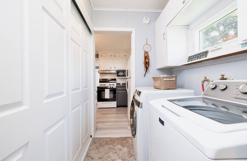 Lakeview Cottage | Sandhill Cottage: Kayaks, Pets, Fenced in yard!