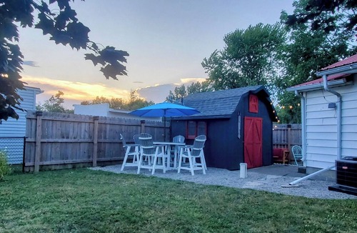 Lakeview Cottage | Sandhill Cottage: Kayaks, Pets, Fenced in yard!