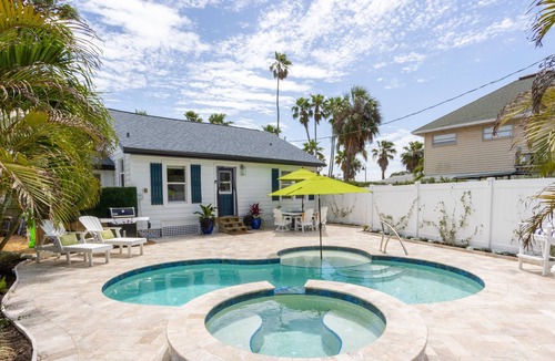 St. Pete Beach Cottage | Sandpiper Cottage, private pool and seconds to the beach