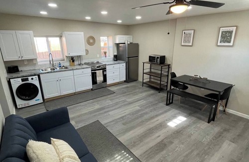 Sawmill Area Apartment | Sawmill District - Modern Apt Yard, King Bed, W/D