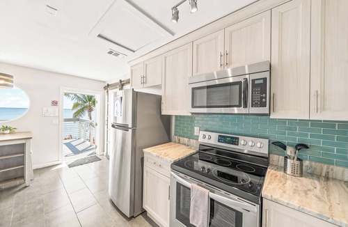 Orlando Beach Condo | Scenic Riverfront Suite W/Private Beach Access & Space for Memorable Events 🌊