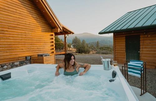 Mariposa Apartment | Scenic View Timber Lodge Hottub by Casa Oso