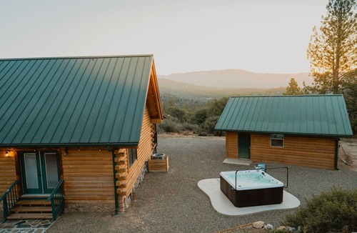 Mariposa Apartment | Scenic View Timber Lodge Hottub by Casa Oso