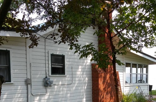 Jeddo Cottage | SEADOG: Lakefront at your doorstep, 50ft. private beach, 6 miles s of Lexington!