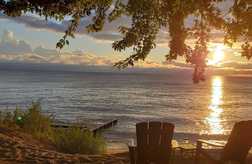 Jeddo Cottage | SEADOG: Lakefront at your doorstep, 50ft. private beach, 6 miles s of Lexington!